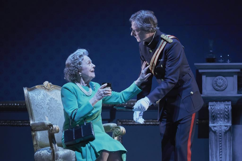 Drama | The Audience: Iva Janžurová (Queen Elisabeth II.), Jan Hartl (Chamberlain) – photo: Martin Špelda