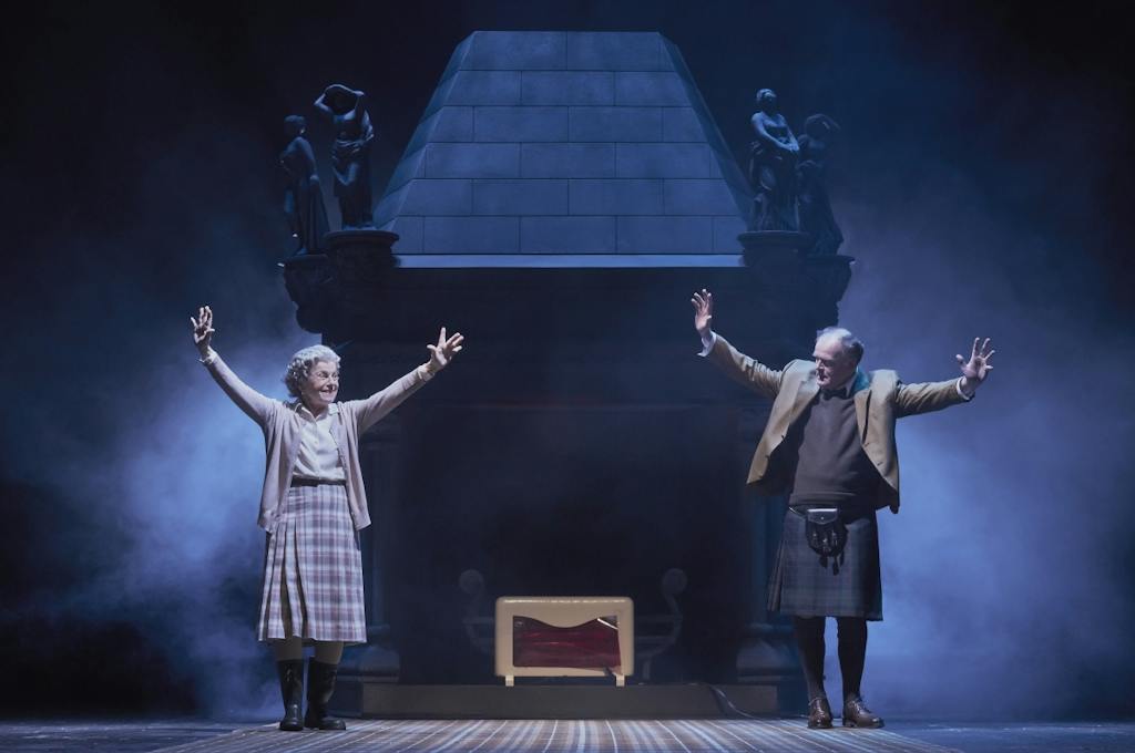 Drama | The Audience: Iva Janžurová (Queen Elisabeth II.), Igor Bareš (Harold Wilson) – photo: Martin Špelda