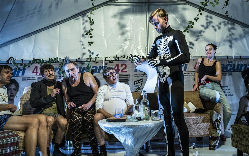Činohra | Návštěva: David Matásek, Saša Rašilov, Ondřej Pavelka, David Prachař, Petr Šmíd, Tereza Vilišová – foto: Patrik Borecký