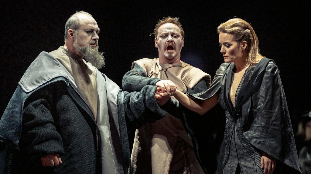 Opera ND I Turandot: Jiří Sulženko (Timur), Michal Lehotský (Kalaf), Alžběta Poláčková (Liu) – foto: Patrik Borecký