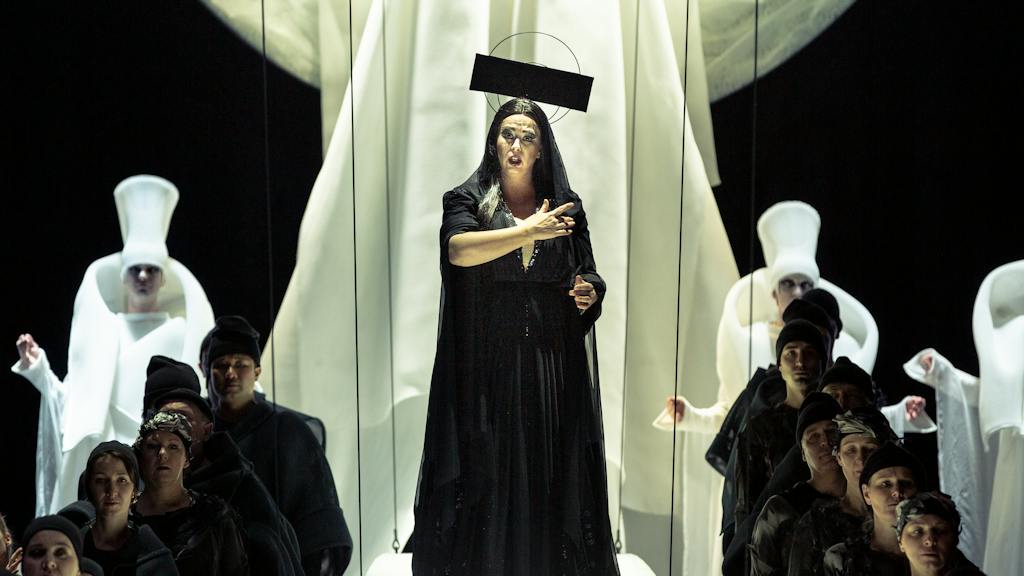 Opera ND I Turandot: Iveta Jiříková (Turandot), Sbor Národního divadla – foto: Patrik Borecký