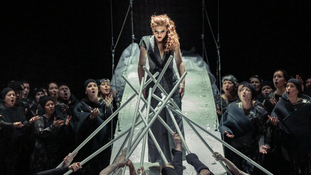 Opera ND I Turandot: Marie Fajtová (Liu), Sbor Národního divadla – foto: Patrik Borecký