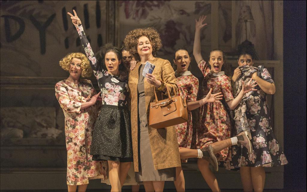 Drama | Pride and Prejudice: Lucie Juřičková (Mrs. Bennet), Magdaléna Borová (Elisabeth), Jana Stryková (Jane), Eva Salzmannová (Gardiner), Jindřiška Dudziaková (Lydia), Denisa Barešová (Kitty), Lucie Valenová (Mary) – photo: Patrik Borecký