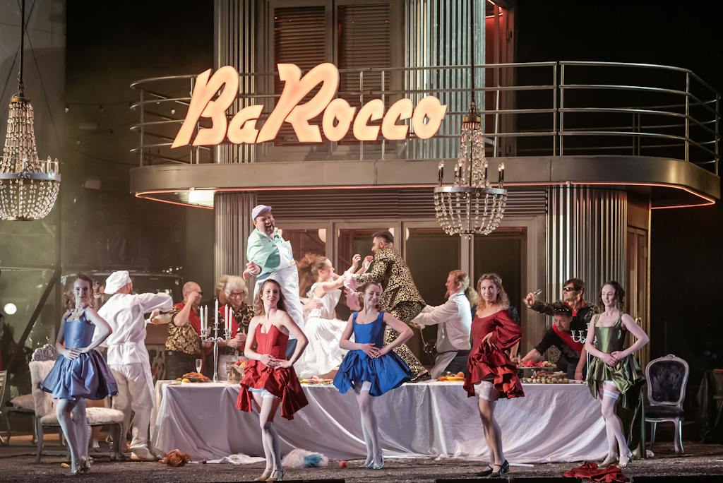 Opera | Rigoletto: Balet Opery Národního divadla, Sbor Státní opery - foto: Serghei Gherciu