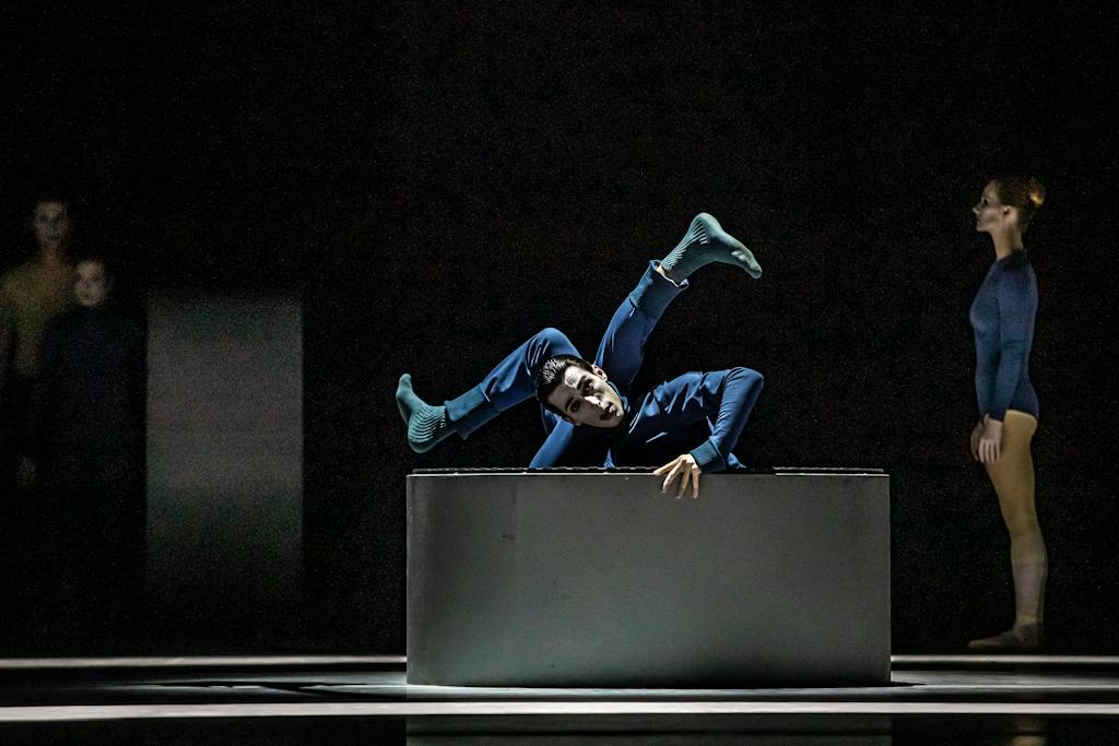 Balet ND | Phoenix - Puppet - Douglas Lee; foto Martin Divíšek