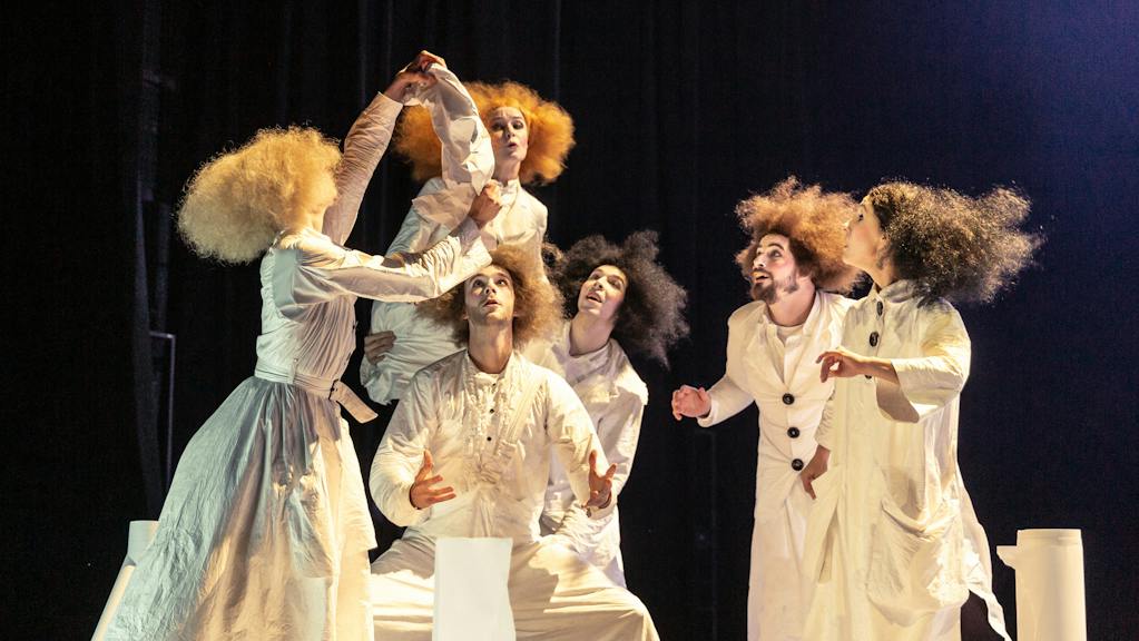 Laterna magika – Zázrak (s)tvoření – P. Červíčková, Z. Herényiová, A. Sadirov, P. Čermák, J. Panský, T. Kučerová (foto Patrik Borecký)