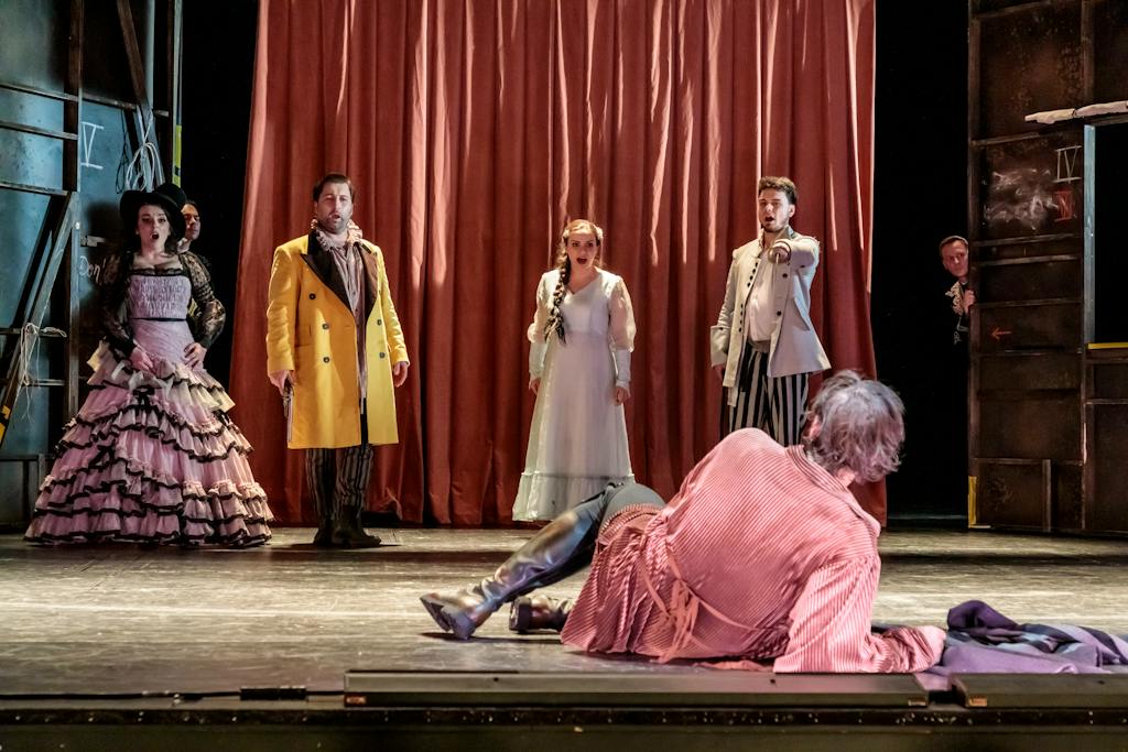 Opera ND | Don Giovanni: Donna Anna, Don Ottavio, Zerlina, Masetto a Leporello (J. Sibera, R. Samek, L. Máčiková, L. Bařák a M. Horák) - foto: Jan Pohribný