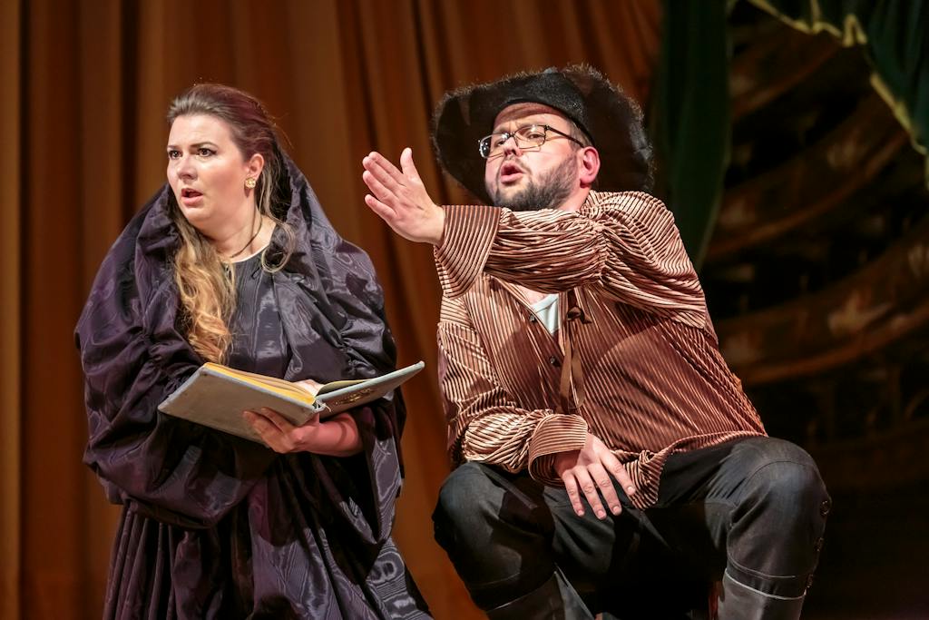 Opera ND | Don Giovanni: Donna Elvira a Leporello (L. Hájková a P. Švingr) - foto: Jan Pohribný