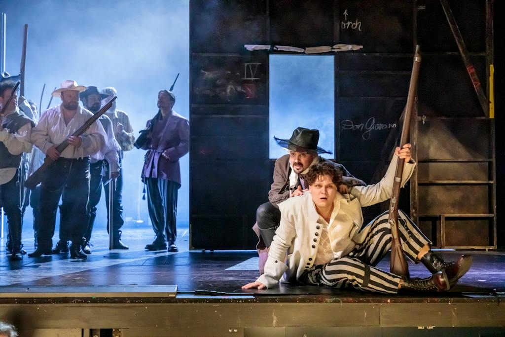 Opera ND | Don Giovanni: Masetto a Don Giovanni (M. Onufer a J. Brückler) - foto: Jan Pohribný