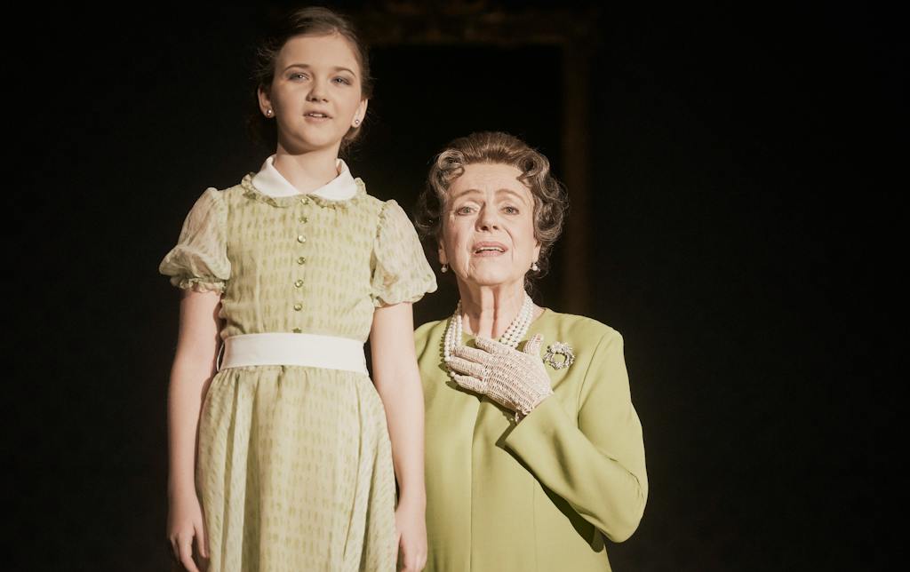 Drama | The Audience: Veronika Divišová (Yougn Elisabeth), Iva Janžurová (Queen Elisabeth II.) – photo: Martin Špelda