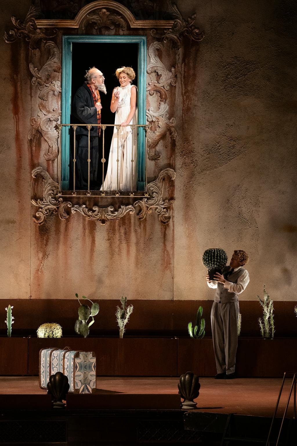Opera ND | Lazebník sevillský: Bartolo (Jiří Sulženko), Rosina (Arnheiður Eiríksdóttir) a Hrabě Almaviva (Petr Nekoranec) - foto: Zdeněk Sokol
