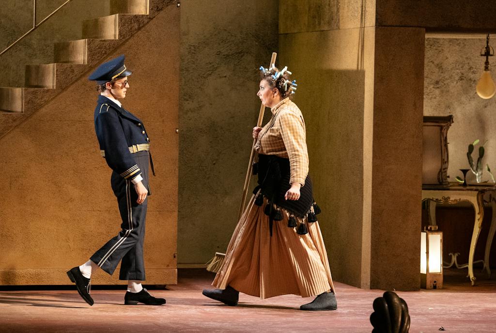 Opera ND | Lazebník sevillský: Hrabě Almaviva (Petr Nekoranec) a Berta (Lucie Hájková) - foto: Zdeněk Sokol
