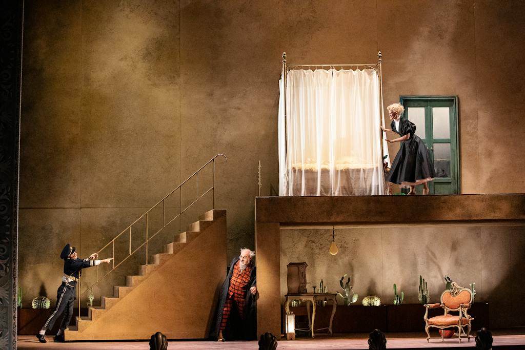 Opera ND | Lazebník sevillský: Hrabě Almaviva (Petr Nekoranec), Bartolo (Jiří Sulženko) a Rosina (Arnheiður Eiríksdóttir) - foto: Zdeněk Sokol