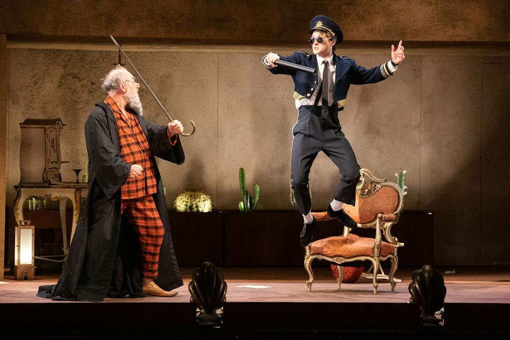 Opera ND | Lazebník sevillský: Bartolo (Jiří Sulženko) a Hrabě Almaviva (Petr Nekoranec) - foto: Zdeněk Sokol