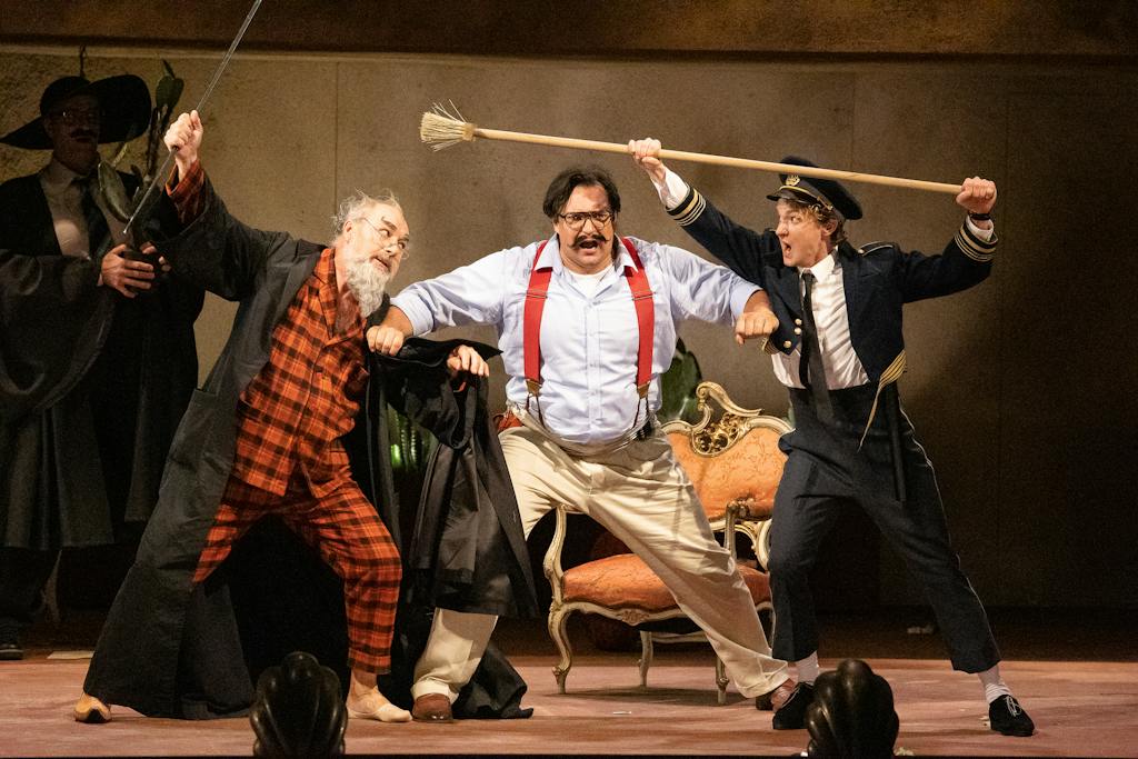 Opera ND | Lazebník sevillský: Bartolo (Jiří Sulženko), Figaro (Adam Plachetka) a Hrabě Almaviva (Petr Nekoranec) - foto: Zdeněk Sokol