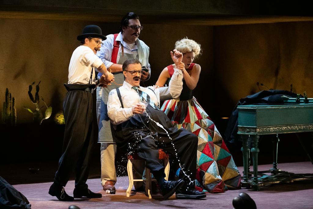 Opera ND | Lazebník sevillský: Hrabě Almaviva (Petr Nekoranec), Figaro (Adam Plachetka), Rosina (Arnheiður Eiríksdóttir) a Basilio (Roman Vocel) - foto: Zdeněk Sokol
