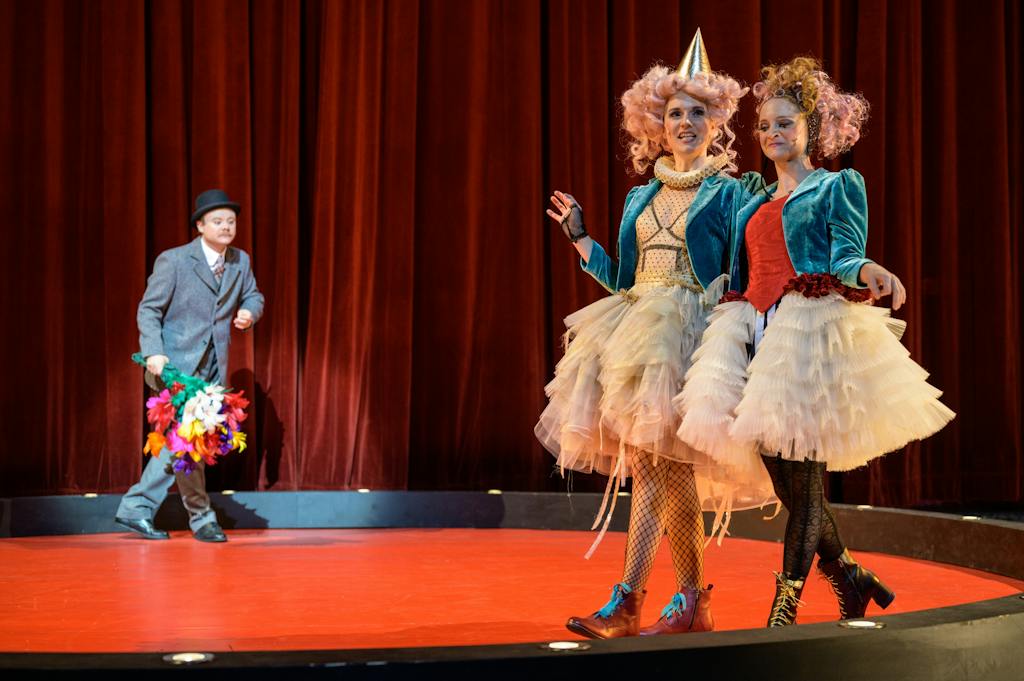 Činohra | Kráska a zvíře: Filip Kaňkovský (Filipán), Magdaléna Borová (Málinka), Pavlína Štorková (Gábinka) – foto: Petr Neubert
