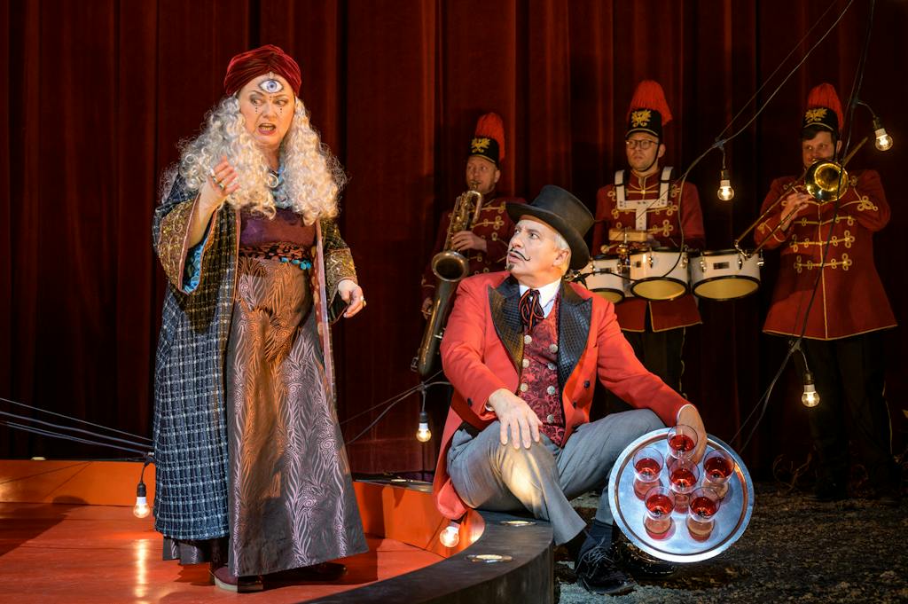 Činohra | Kráska a zvíře: Jana Boušková (Věštkyně), Vladislav Beneš (Otec) – foto: Petr Neubert