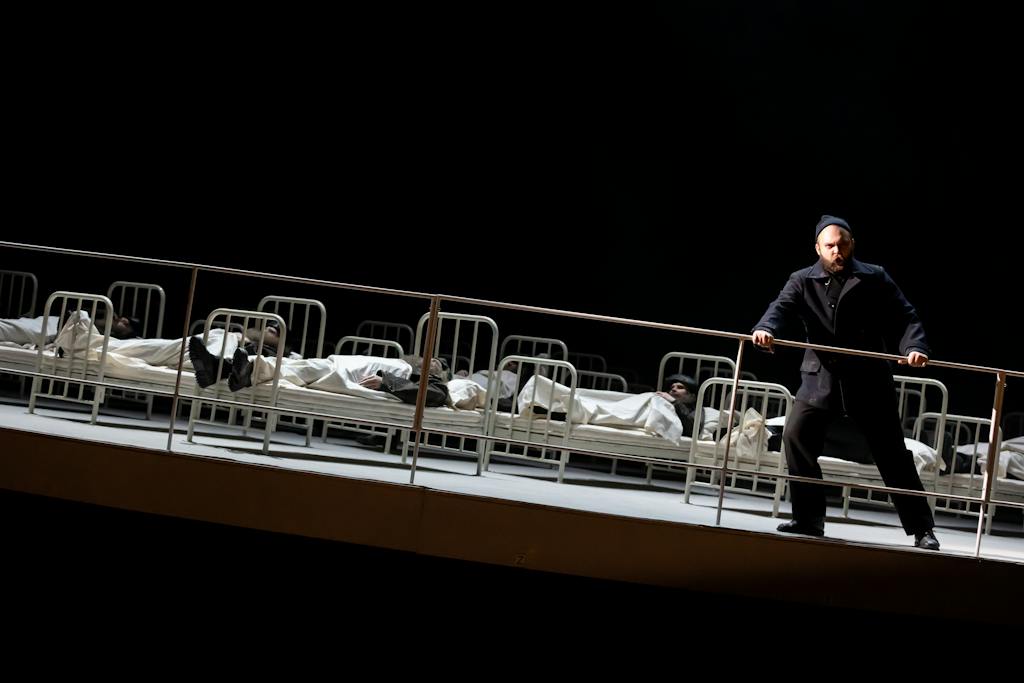 Státní opera | Bludný Holanďan:  KORMIDELNÍK (Matthew Swensen) – foto: Zdeněk Sokol