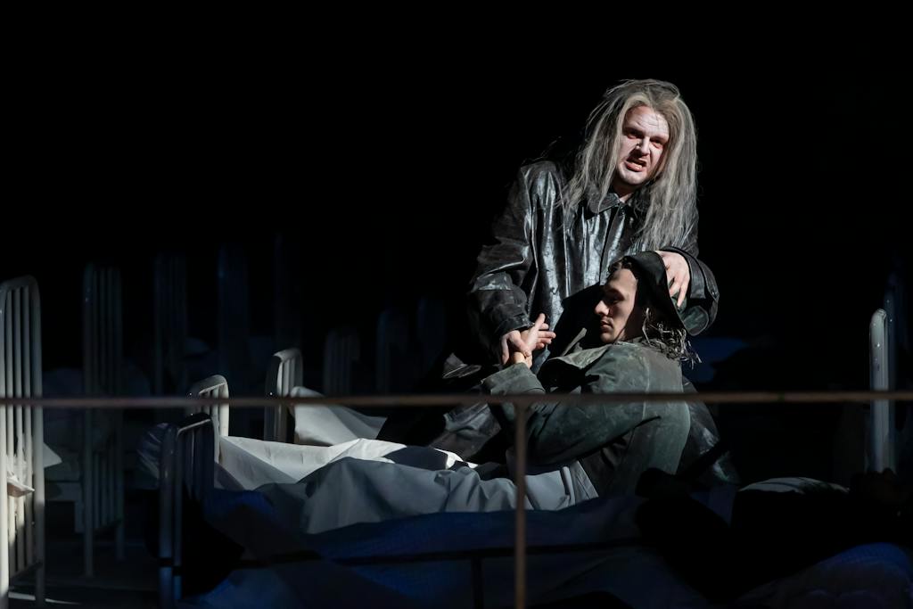 Státní opera | Bludný Holanďan:  HOLANĎAN (Joachim Goltz) + SBORISTA – foto: Zdeněk Sokol