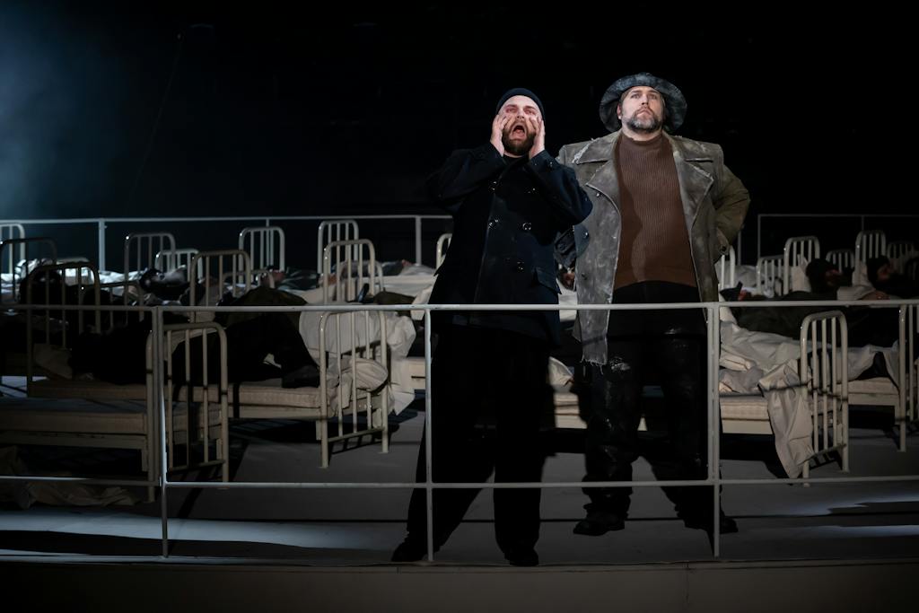 Státní opera | Bludný Holanďan: KORMIDELNÍK (Matthew Swensen), DALAND (Zdeněk Plech) – foto: Zdeněk Sokol