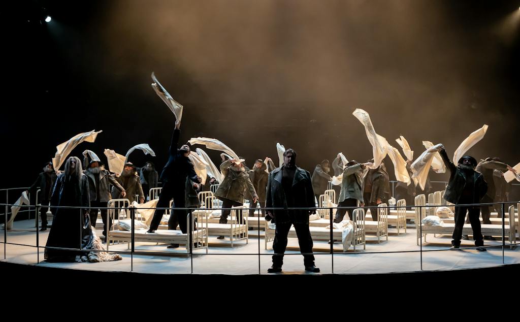Státní opera | Bludný Holanďan: HOLANĎAN  (Joachim Goltz),  KORMIDELNÍK (Matthew Swensen),  DALAND (Zdeněk Plech), Sbor Státní opery – foto: Zdeněk Sokol
