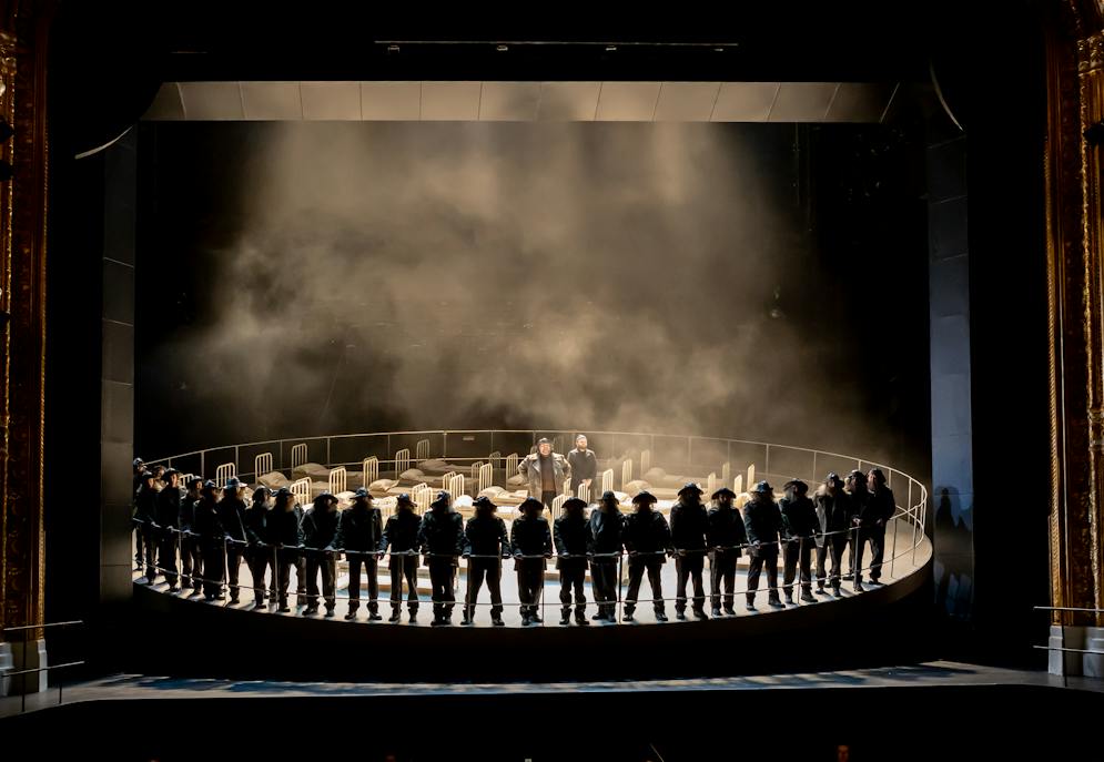 Státní opera | Bludný Holanďan: DALAND (Zdeněk Plech), KORMIDELNÍK (Matthew Swensen), Sbor Státní Opery – foto: Zdeněk Sokol
