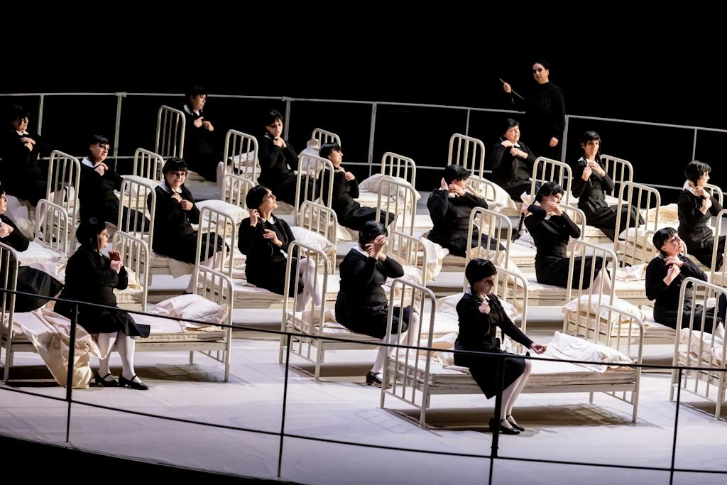 Státní opera | Bludný Holanďan: Sbor Státní Opery, MARY (Jana Sýkorová) – foto: Zdeněk Sokol