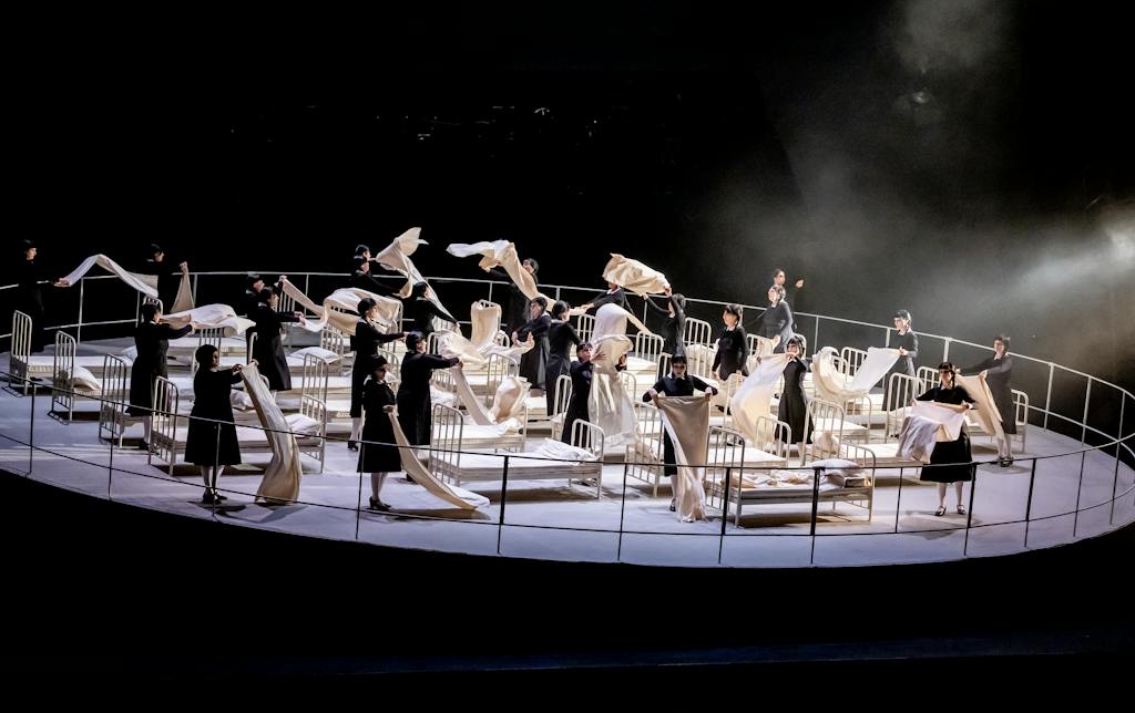 Státní opera | Bludný Holanďan:  MARY (Jana Sýkorová), Sbor Státní Opery – foto: Zdeněk Sokol
