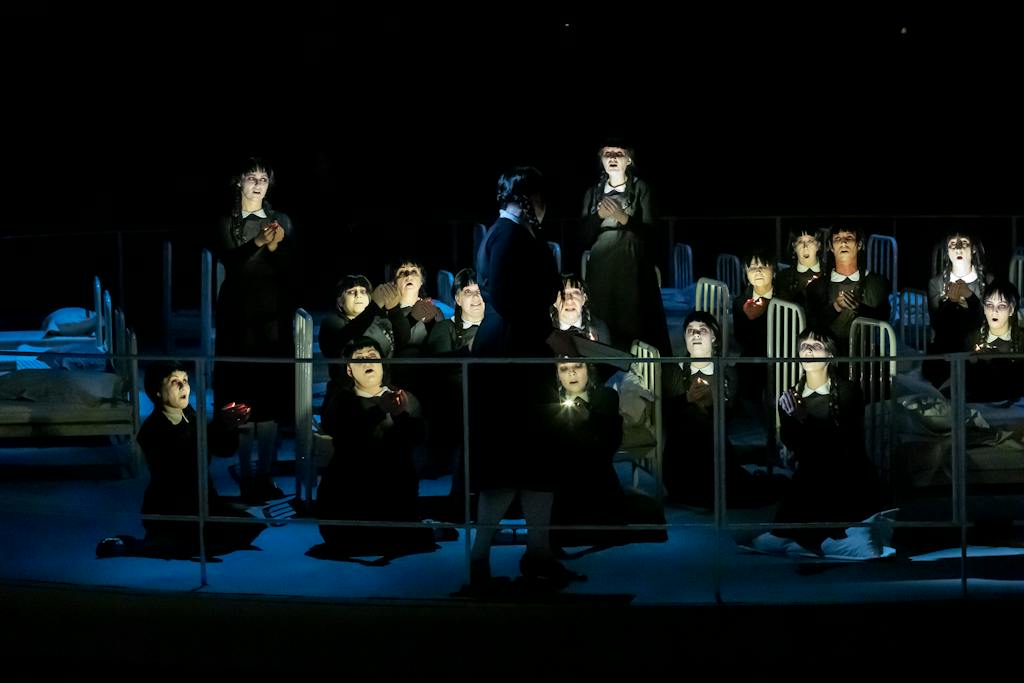 Státní opera | Bludný Holanďan: SENTA (Elisabeth Teige), Sbor Státní opery – foto: Zdeněk Sokol