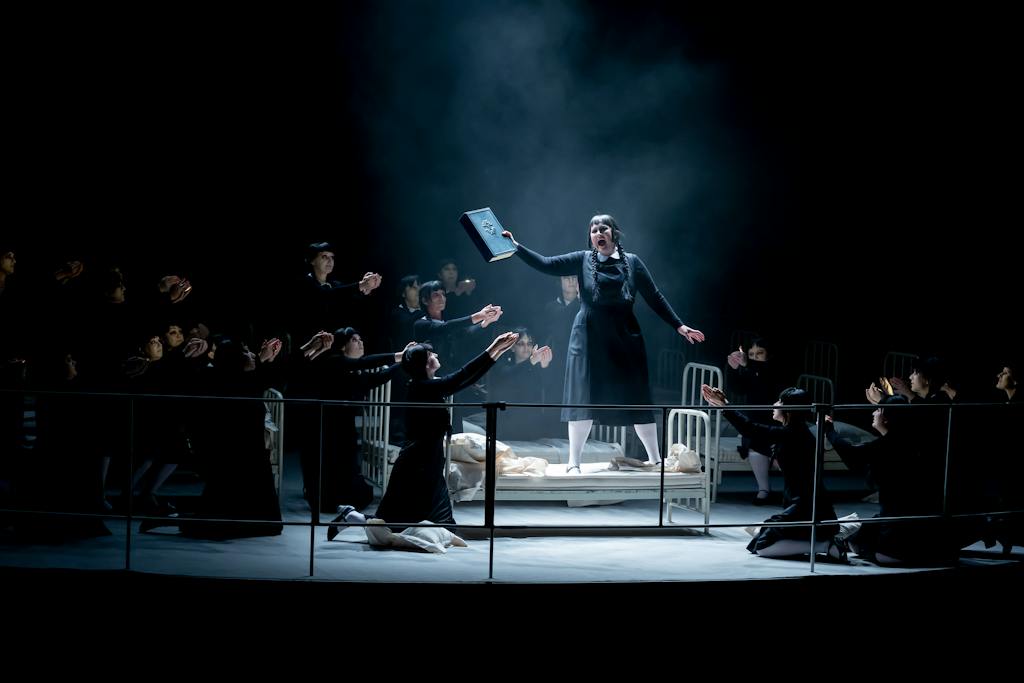 Státní opera | Bludný Holanďan: SENTA (Elisabeth Teige), Sbor Státní opery – foto: Zdeněk Sokol