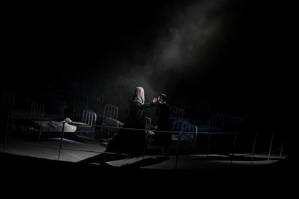 Státní opera | Bludný Holanďan: HOLANĎAN (Joachim Goltz), SENTA (Elisabeth Teige) – foto: Zdeněk Sokol