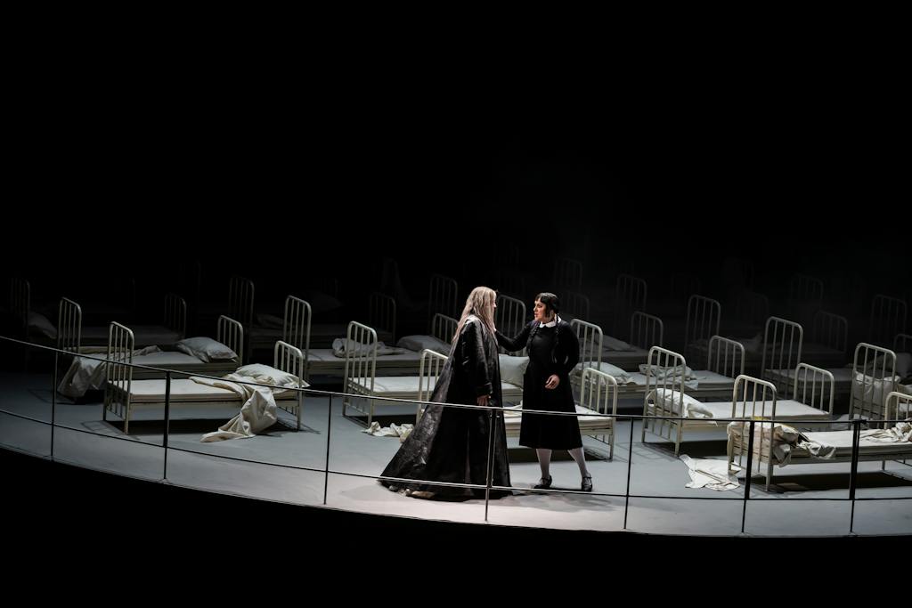Státní opera | Bludný Holanďan: HOLANĎAN (Joachim Goltz), SENTA (Elisabeth Teige) – foto: Zdeněk Sokol