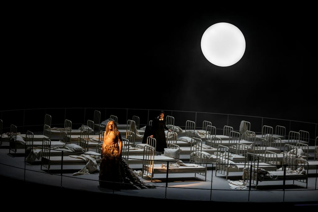 Státní opera | Bludný Holanďan: HOLANĎAN (Joachim Goltz), SENTA (Elisabeth Teige) – foto: Zdeněk Sokol