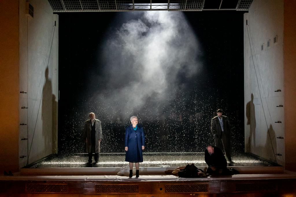 NT Opera I Katya Kabanova: Jiří Sulženko (Savjol Prokofjevič Dikoj), Eva Urbanová (Marfa Ignatěvna Kabanová), Alžběta Poláčková (Káťa), Jaroslav Březina (Tichon Ivanyč Kabanov), Miloš Horák (Kuligin) – photo: Zdeněk Sokol