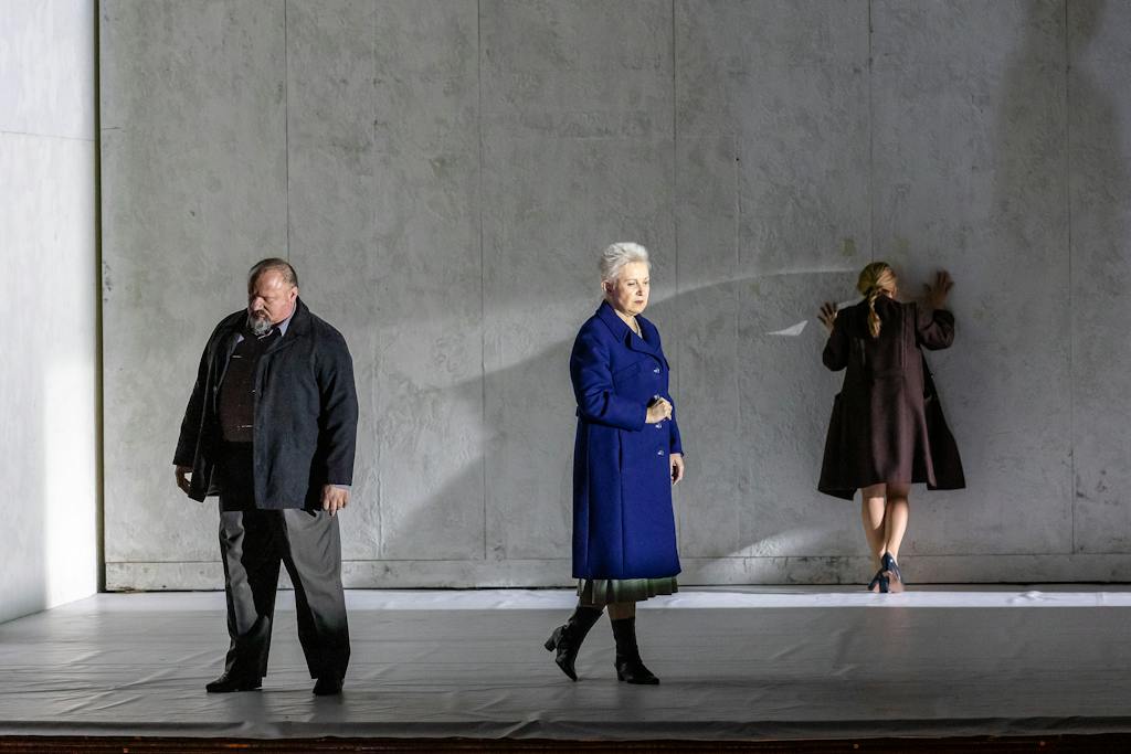 NT Opera I Katya Kabanova: Jaroslav Březina (Tichon Ivanyč Kabanov), Eva Urbanová (Marfa Ignatěvna Kabanová), Alžběta Poláčková (Káťa) – photo: Zdeněk Sokol