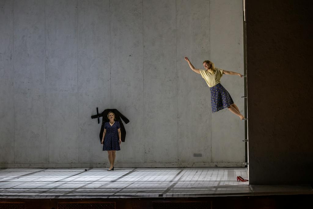 NT Opera I Katya Kabanova: Alžběta Poláčková (Káťa), Arnheiður Eiríksdóttir (Varvara) – photo: Zdeněk Sokol