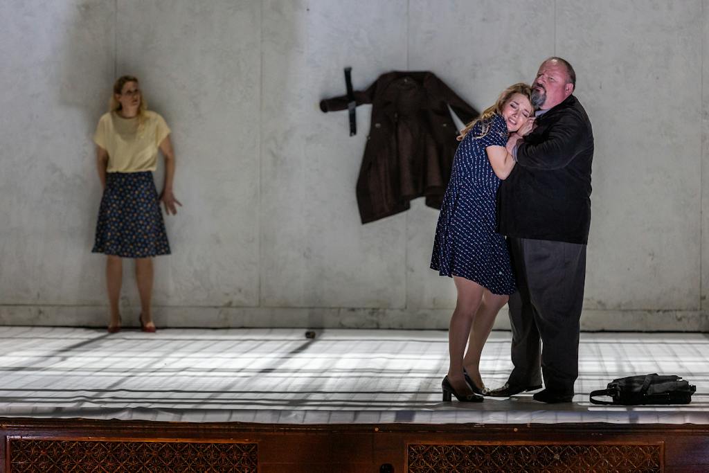 NT Opera I Katya Kabanova: Arnheiður Eiríksdóttir (Varvara), Alžběta Poláčková (Káťa),  Jaroslav Březina (Tichon Ivanyč Kabanov) – photo: Zdeněk Sokol