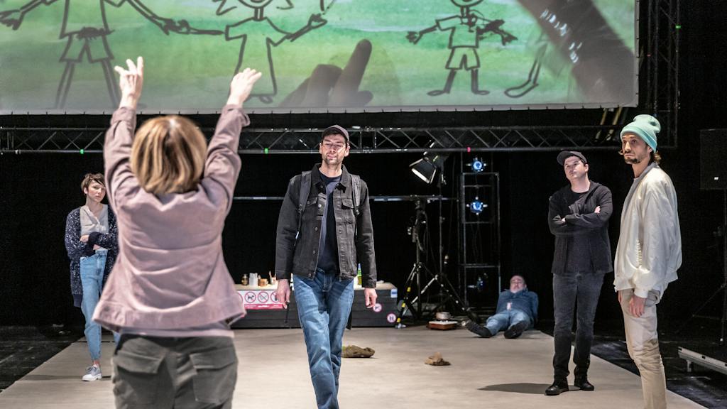 Otec hlídá dceru – Jindřiška Dudziaková, Taťjana Medvecká, Radúz Mácha, Ondřej Pavelka, Šimon Krupa, Matyáš Řezníček (foto: Patrik Borecký)