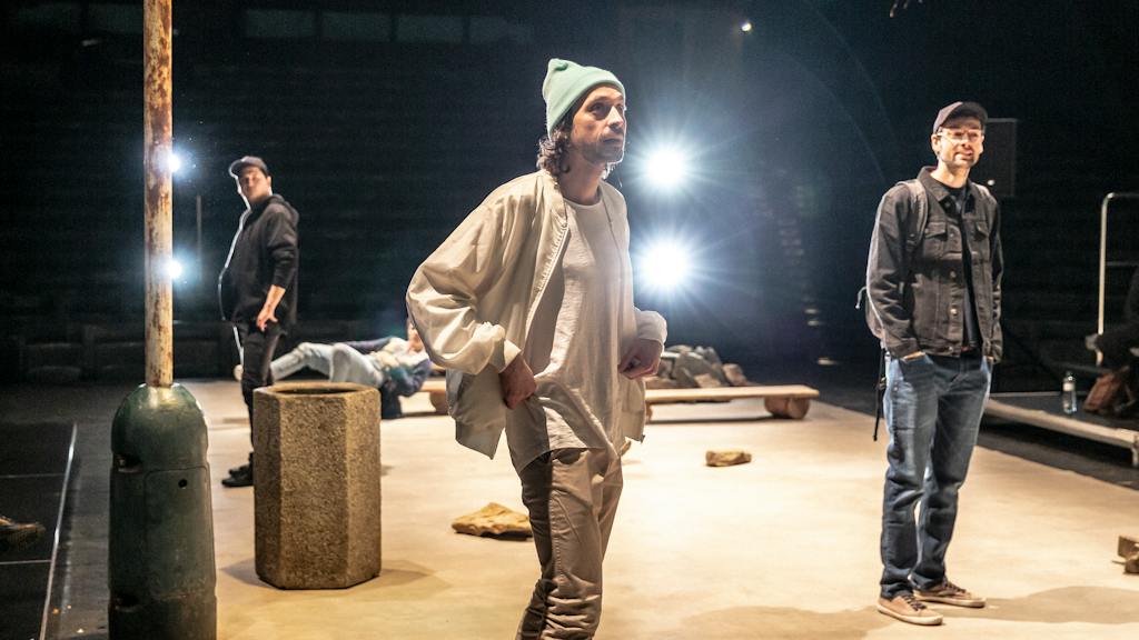 Otec hlídá dceru – Matyáš Řezníček, Radúz Mácha, v pozadí Šimon Krupa, Jindřiška Dudziaková (foto: Patrik Borecký)