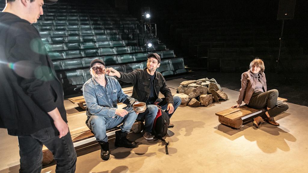 Činohra | Otec hlídá dceru: Šimon Krupa, Ondřej Pavelka, Radúz Mácha, Taťjana Medvecká – foto: Patrik Borecký