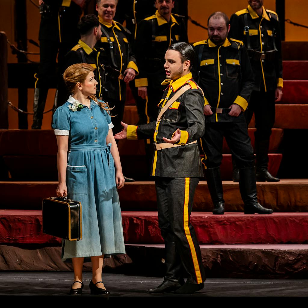 Opera ND I Carmen: Kateřina Kněžíková (Micaela), Lukáš Bařák (Morales) – foto: Zdeněk Sokol