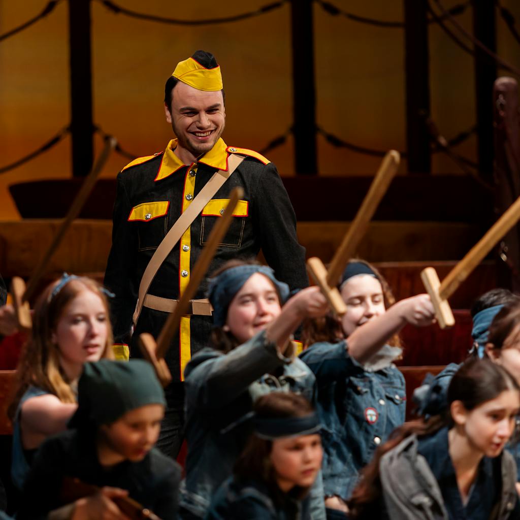 Opera ND I Carmen: Lukáš Bařák (Morales), Kühnův dětský sbor – foto: Zdeněk Sokol