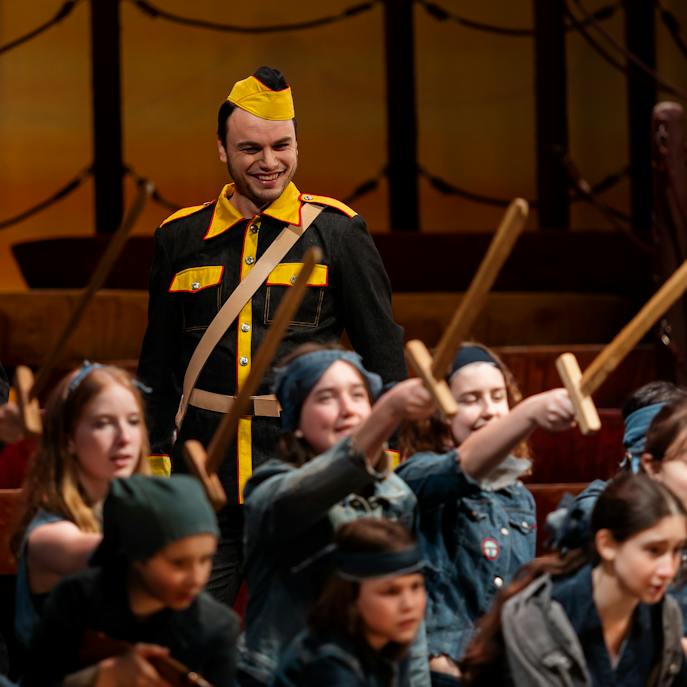 Opera ND I Carmen: Lukáš Bařák (Morales), Kühnův dětský sbor – foto: Zdeněk Sokol
