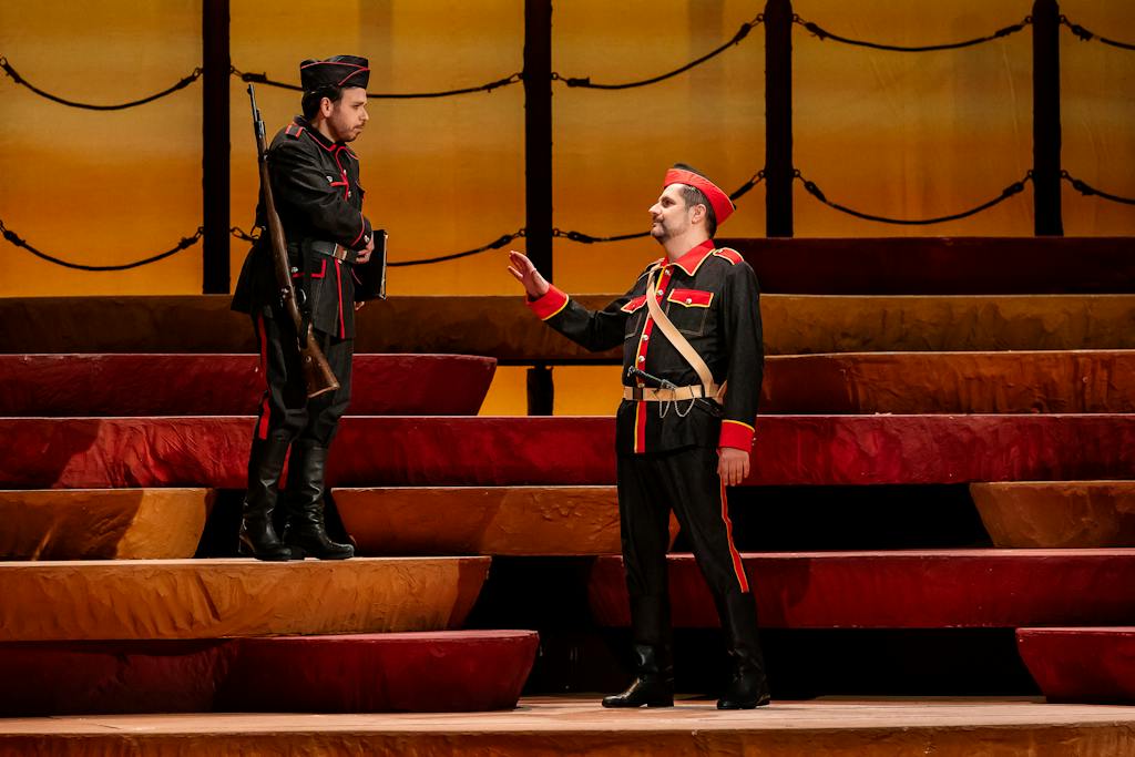 Opera ND I Carmen: Luis Gomes (Don Jose), Jaroslav Patočka (Zuniga) – foto: Zdeněk Sokol