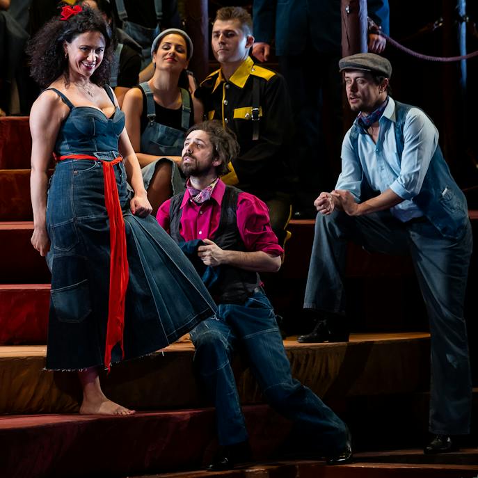Opera ND I Carmen: Nana Dzidziguri (Carmen), Sbor Národního divadla – foto: Zdeněk Sokol