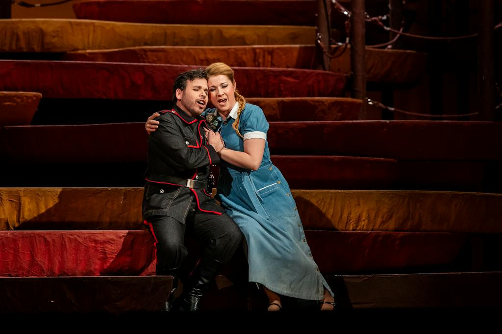 Opera ND I Carmen: Kateřina Kněžíková (Micaela), Luis Gomes (Don Jose) – foto: Zdeněk Sokol