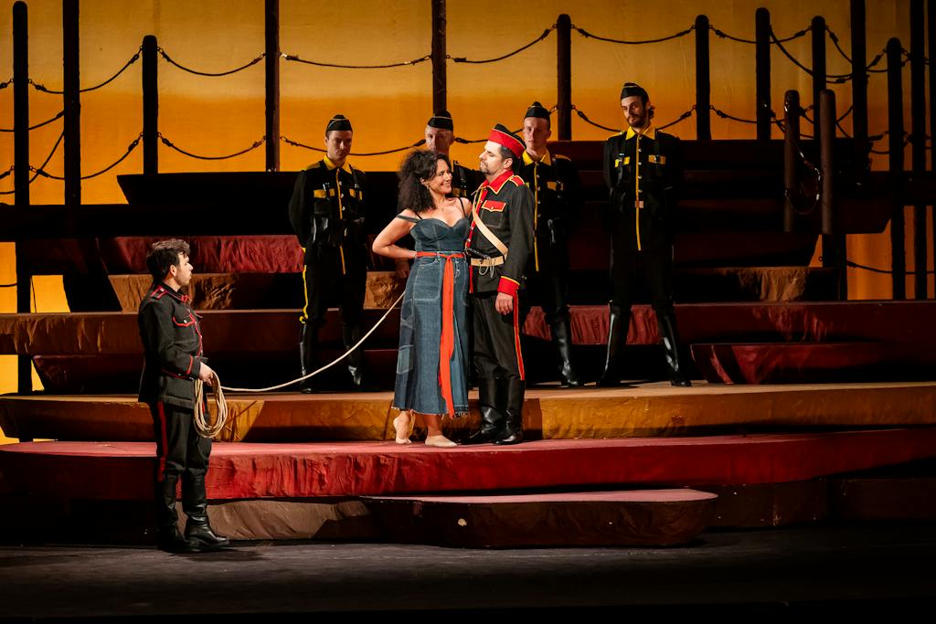 Opera ND I Carmen: Luis Gomes (Don Jose), Nana Dzidziguri (Carmen), Jaroslav Patočka (Zuniga), – foto: Zdeněk Sokol