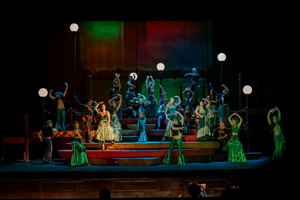 Opera ND I Carmen: Nana Dzidziguri (Carmen), Stanislava Jirků (Mercedes), Yukiko Kinjo (Frasquita), Balet Opery Národního divadla – foto: Zdeněk Sokol