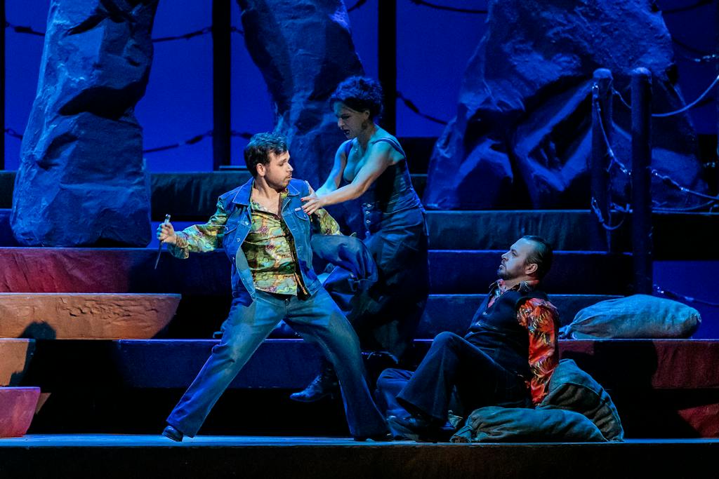 Opera ND I Carmen: Luis Gomes (Don Jose), Nana Dzidziguri (Carmen), Łukasz Golinski (Escamillio) – foto: Zdeněk Sokol